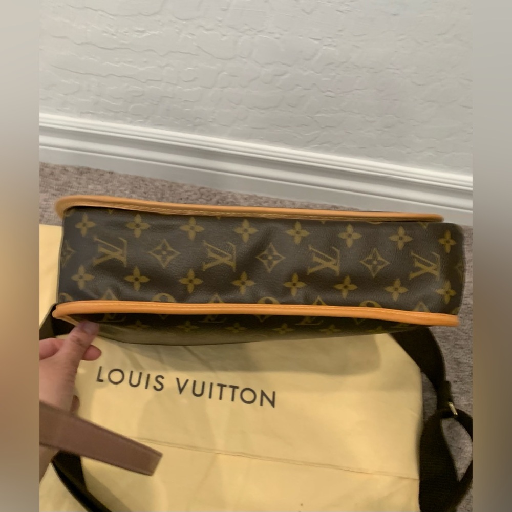 Louis Vuitton - Picture 12 of 14